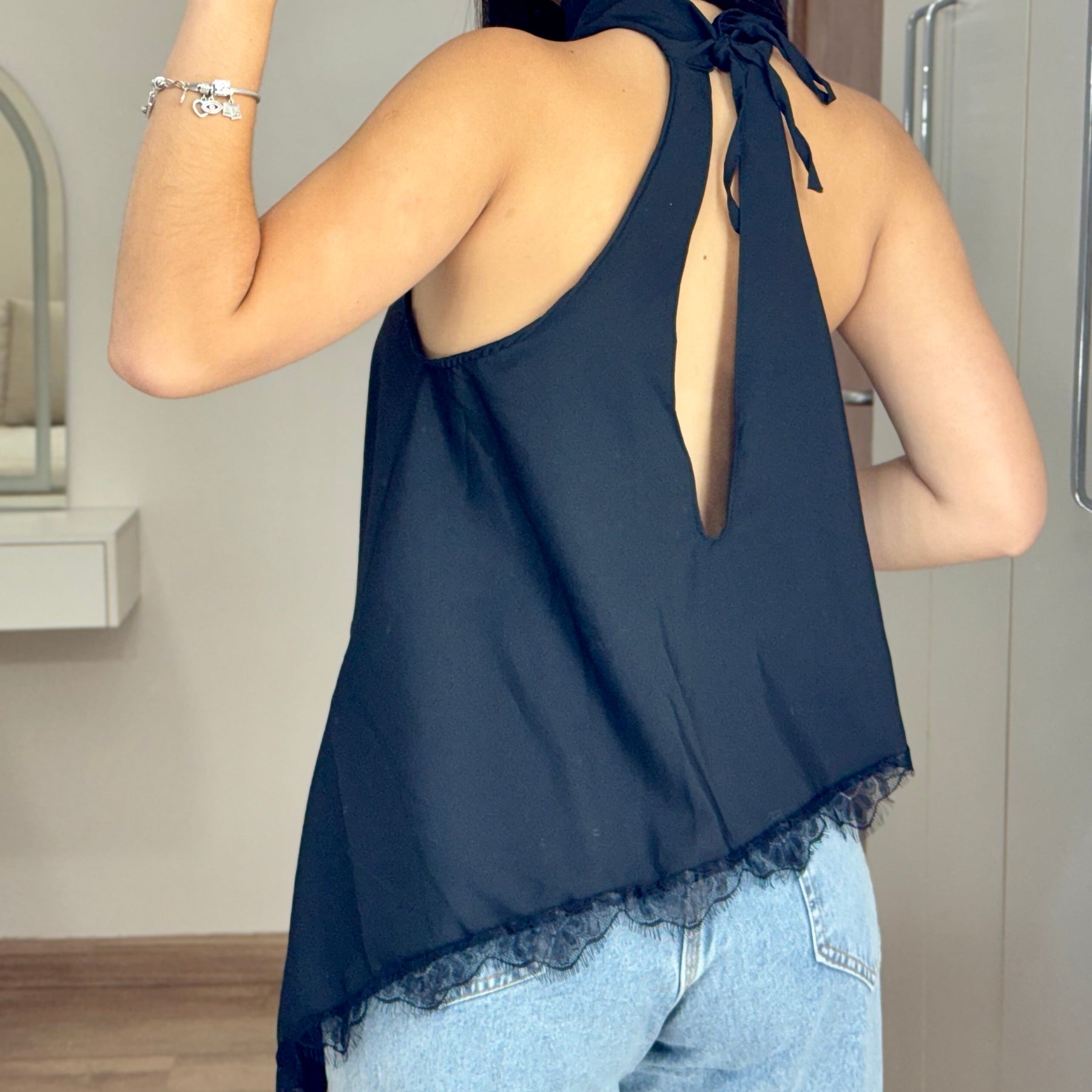 Blusa Regata Assimétrica com Renda