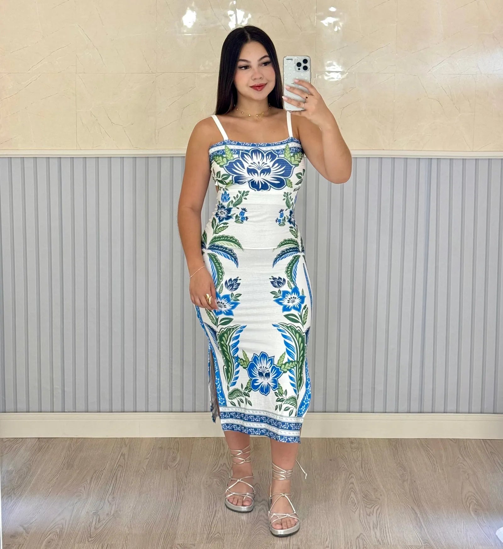 vestido feminino, vestido longo, vestido midi, vestido curto, vestido de festa, vestido casual, vestido, vestido de verão, vestido justo, vestido estampado, vestido com fenda, vestido preto, vestido branco, vestido básico,