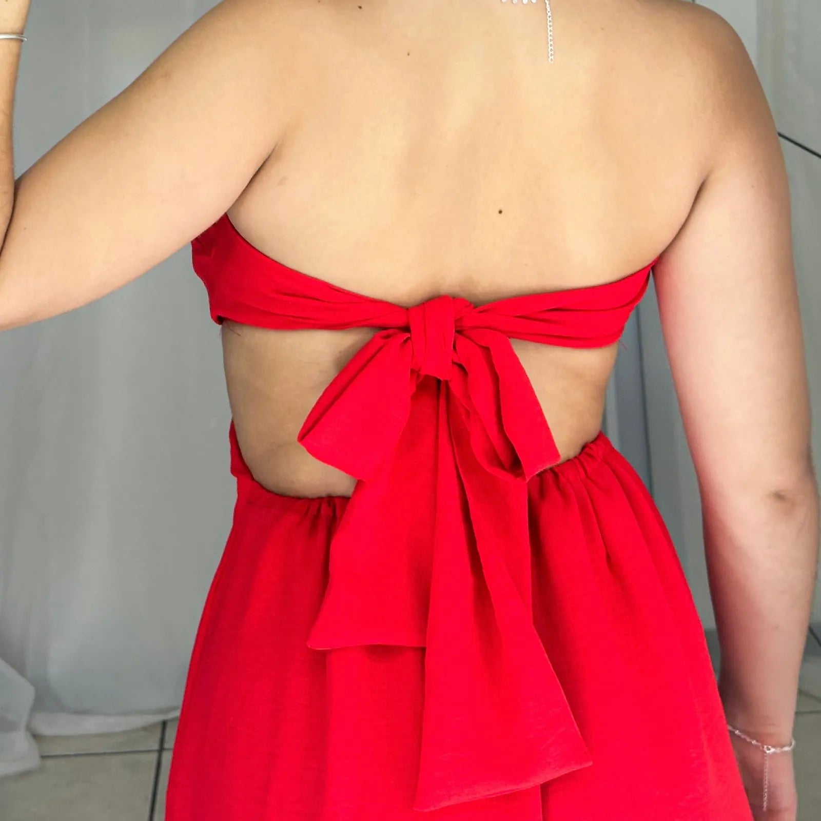 vestido feminino, vestido longo, vestido midi, vestido curto, vestido de festa, vestido casual, vestido, vestido de verão, vestido justo, vestido estampado, vestido com fenda, vestido preto, vestido branco, vestido básico,