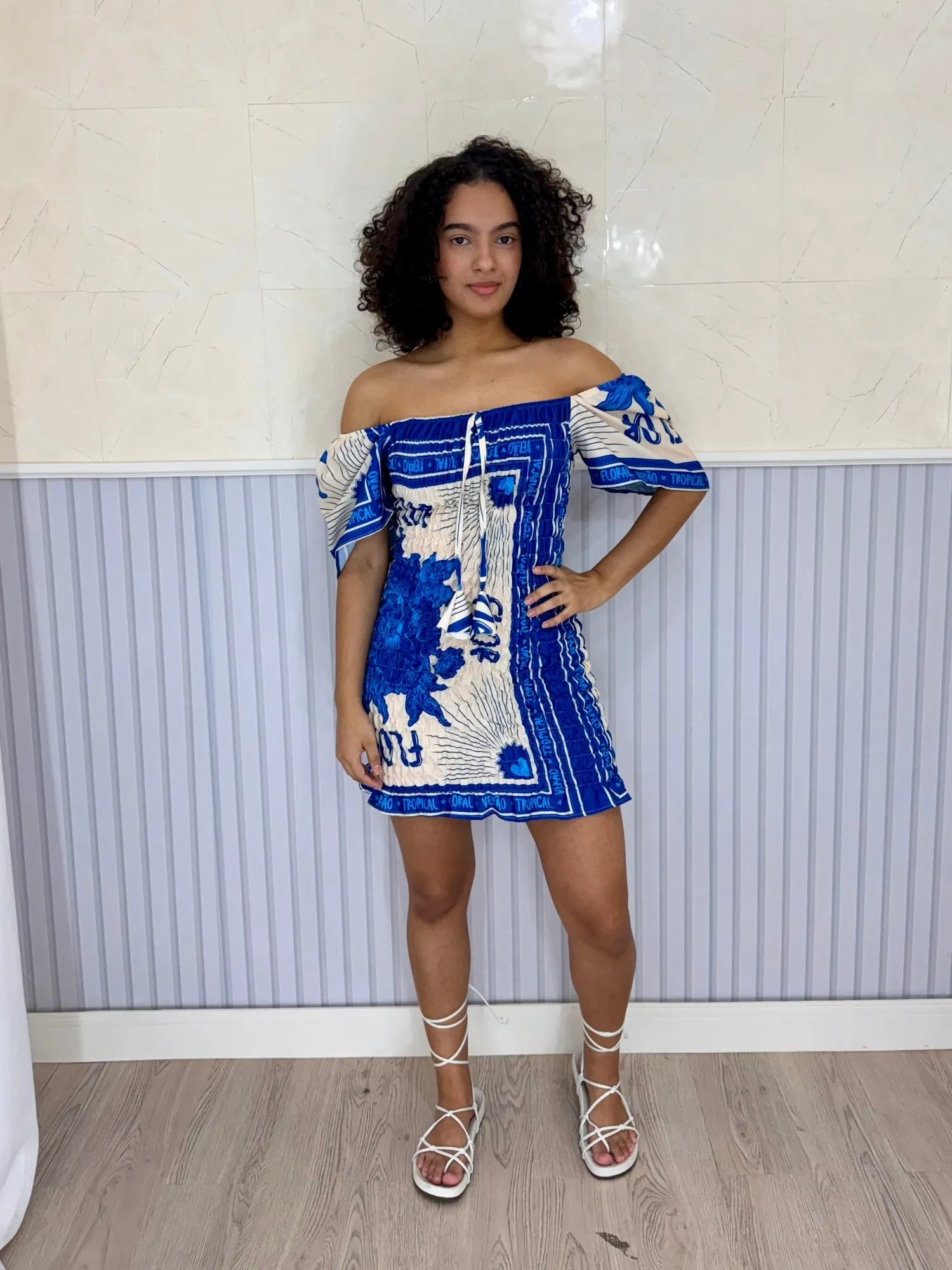 vestido feminino, vestido longo, vestido midi, vestido curto, vestido de festa, vestido casual, vestido, vestido de verão, vestido justo, vestido estampado, vestido com fenda, vestido preto, vestido branco, vestido básico,