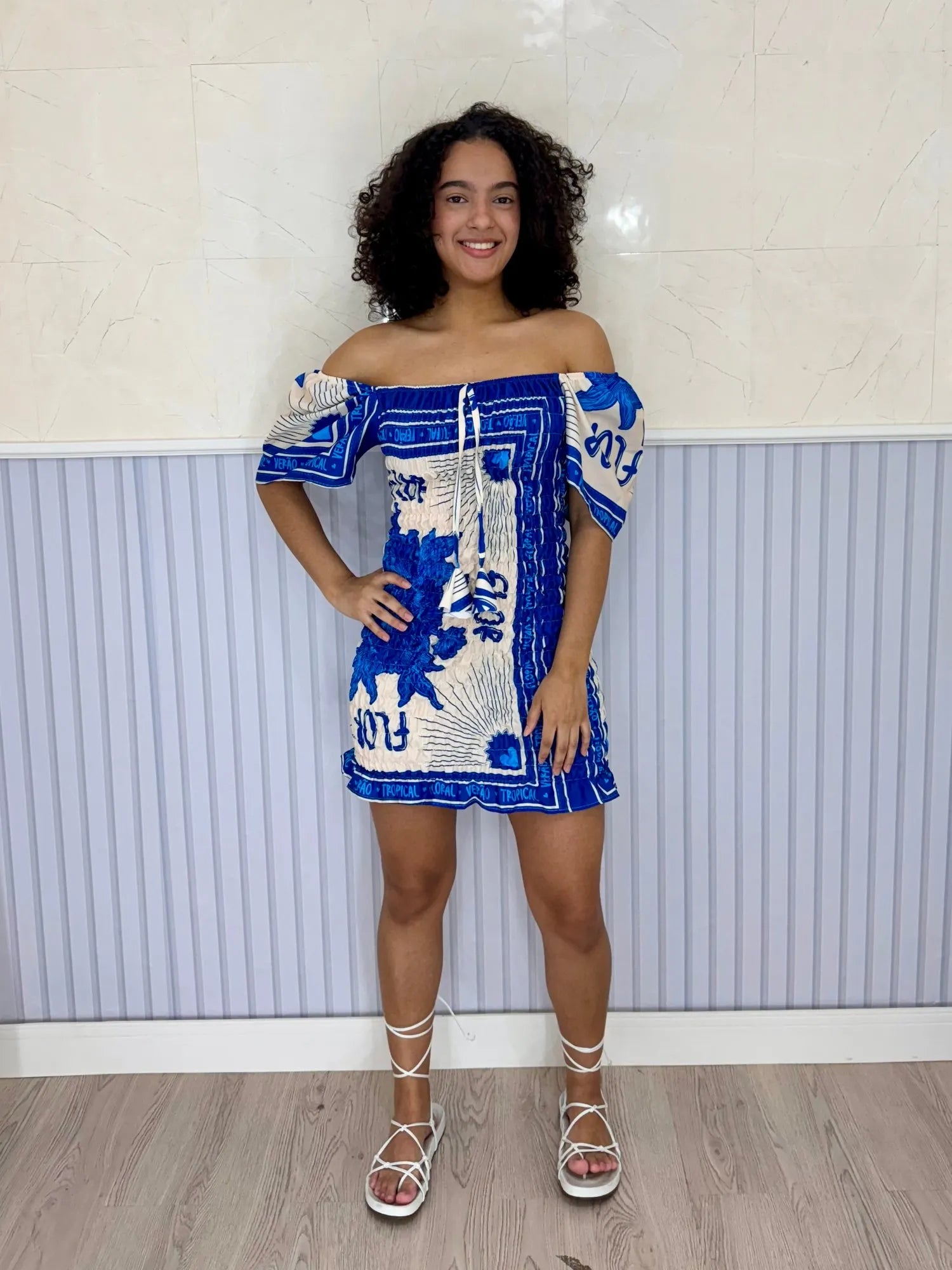 vestido feminino, vestido longo, vestido midi, vestido curto, vestido de festa, vestido casual, vestido, vestido de verão, vestido justo, vestido estampado, vestido com fenda, vestido preto, vestido branco, vestido básico,