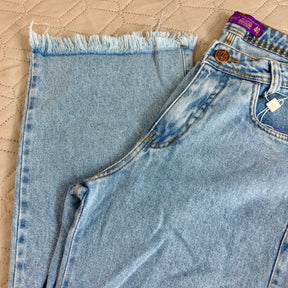 Wide Leg Jeans com Barra Desfiada