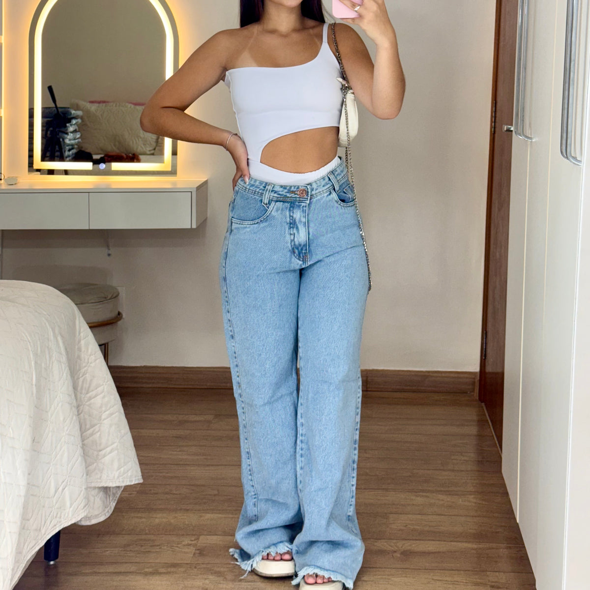 Wide Leg Jeans com Barra Desfiada